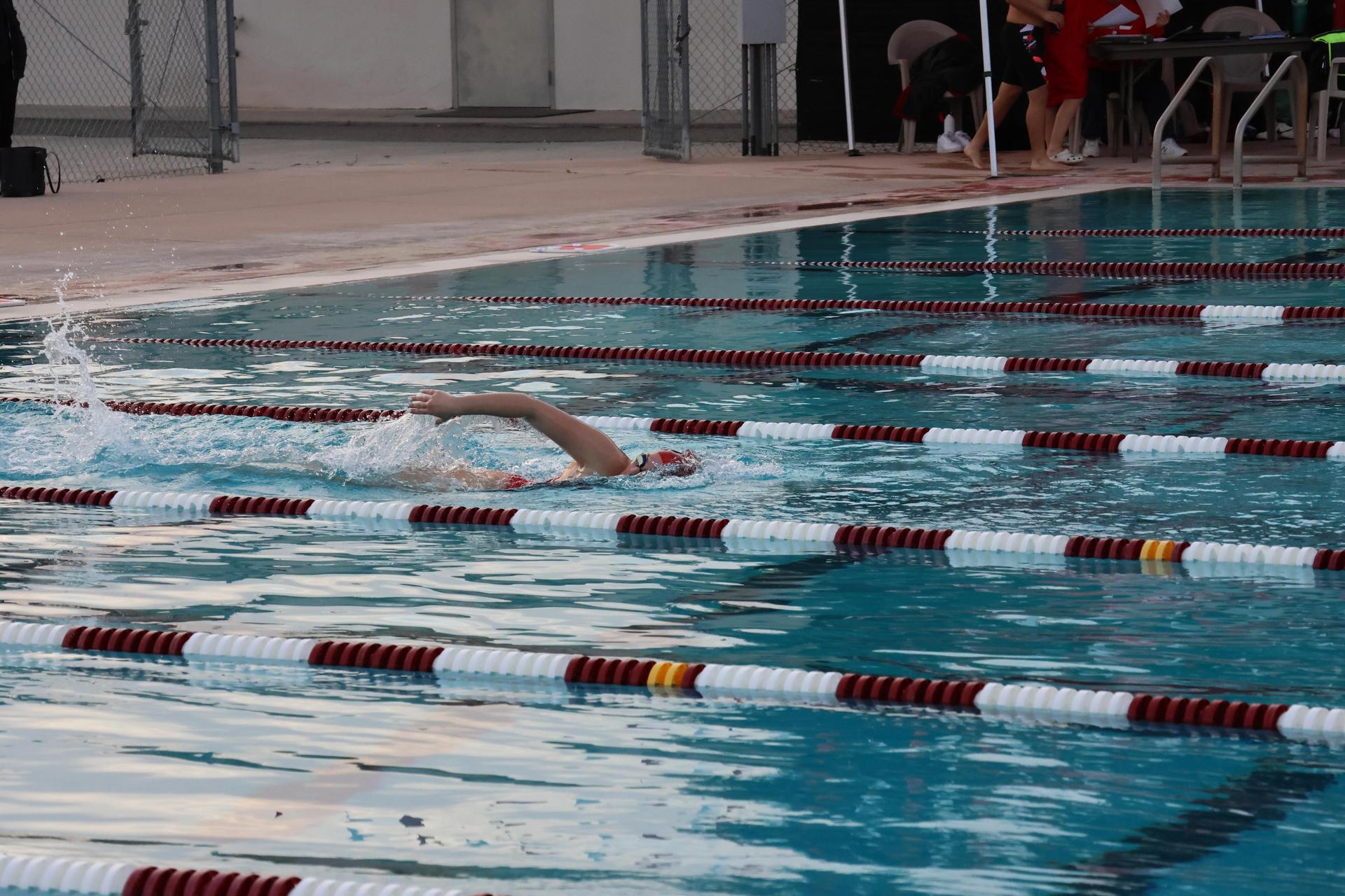 girls swimmers competing in the 400 free relay