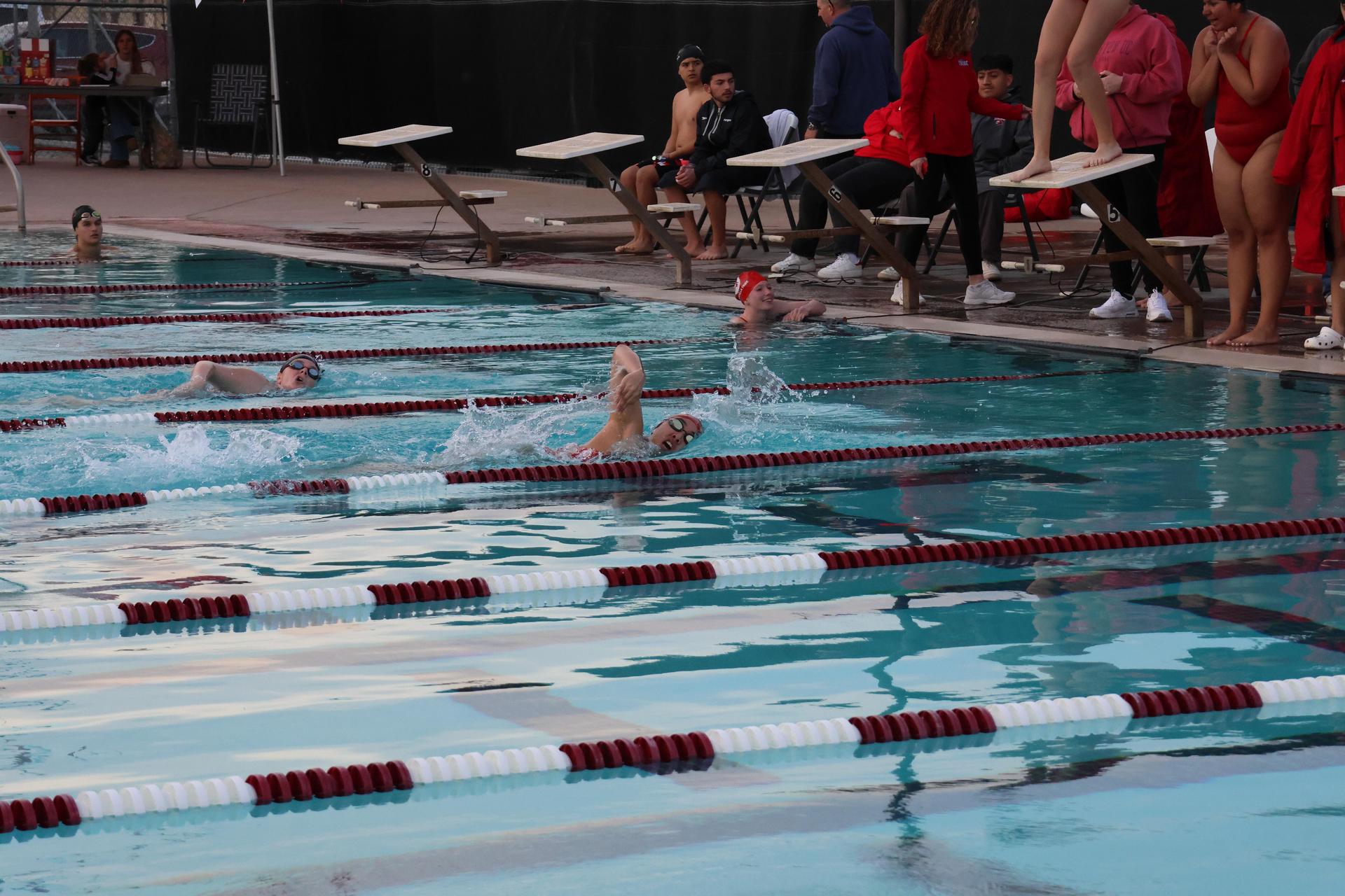 girls swimmers competing in the 400 free relay