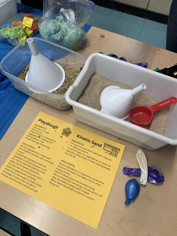 Kinetic sand for fidget balloon