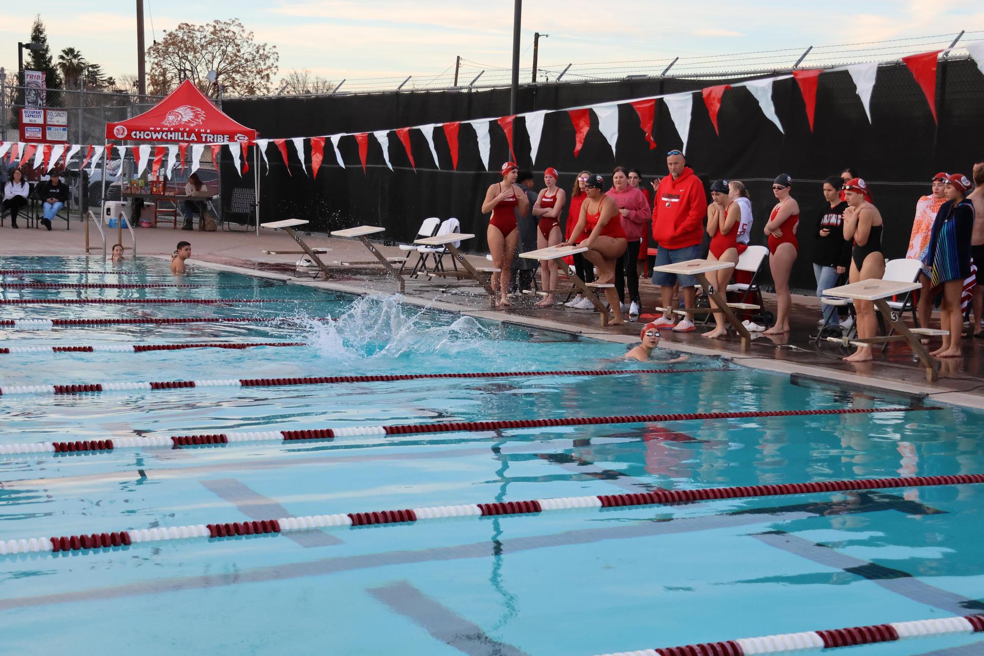 girls swimmers competing in the 400 free relay