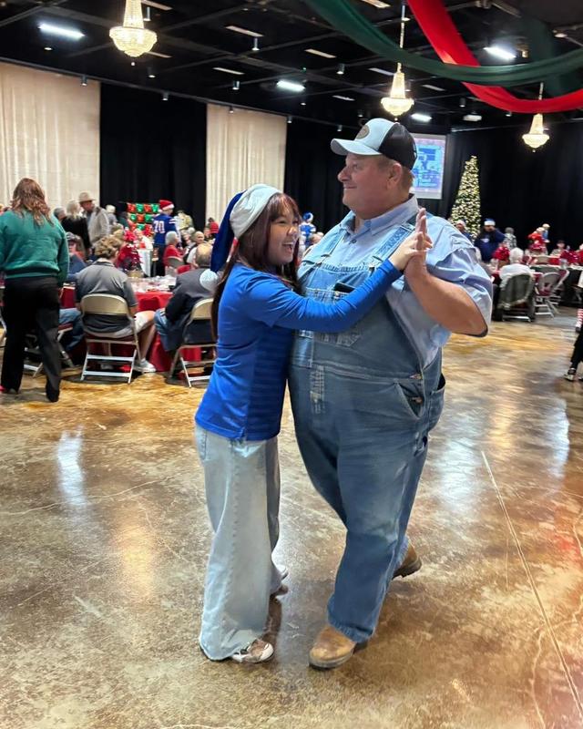 Temple HS student-athletes volunteer at Temple Senior Christmas Dinner