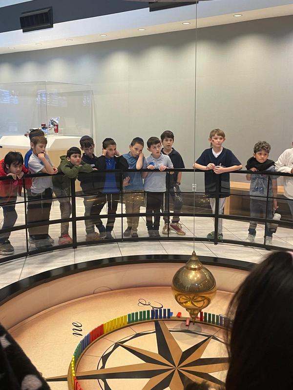 Boys watch the pendulum at the tellus museum