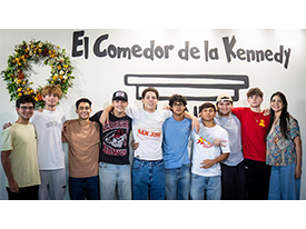 Seniors 2026 en el Comedor de la Kennedy Featured Photo