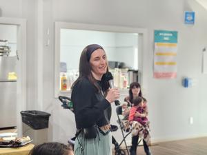 Morah Mindy addresses the parents.