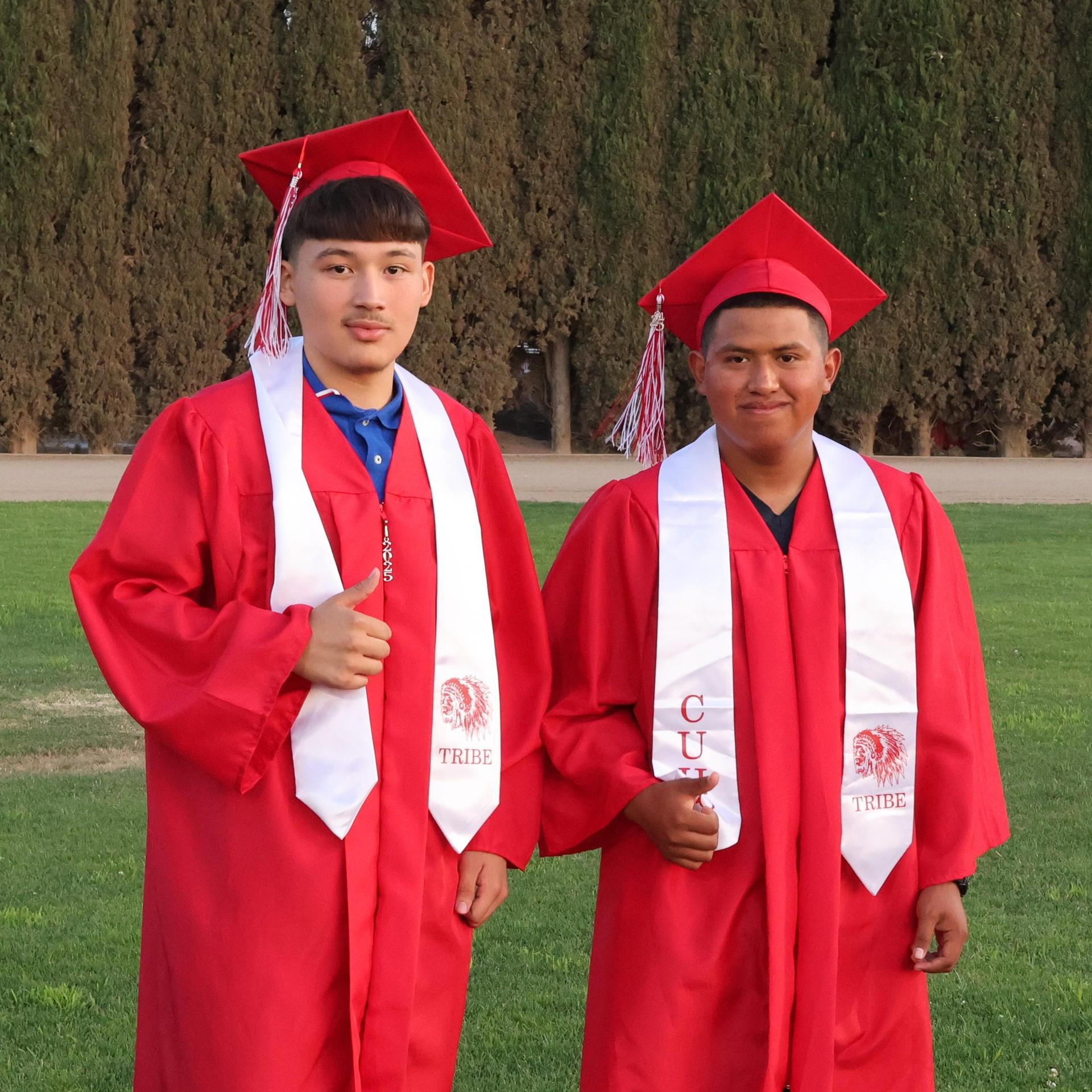 seniors posing together before walking in to graduation