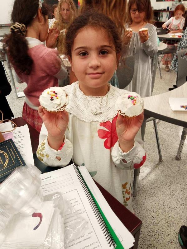 Decorating cupcakes with letters at the mesibas rashi