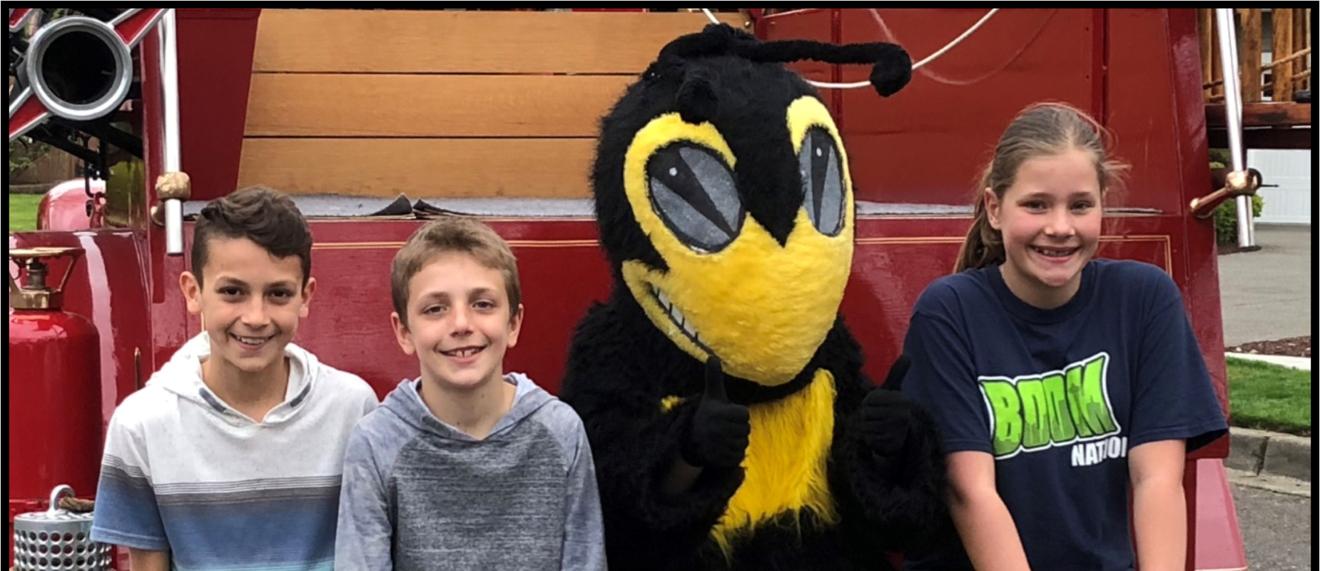 three students posing with hornet mascot