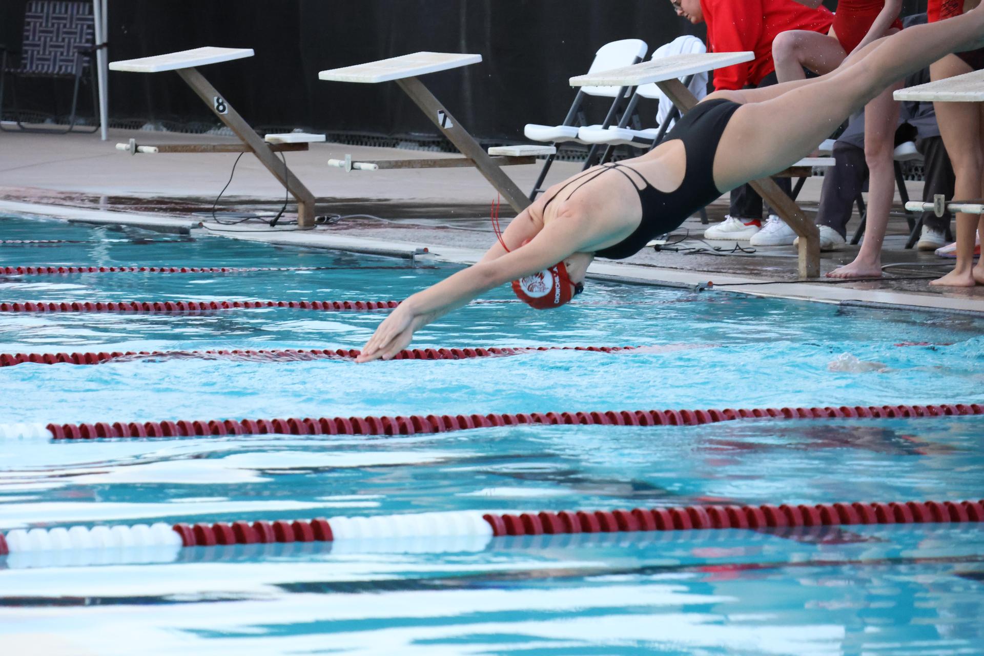 girls swimmers competing in the 400 free relay