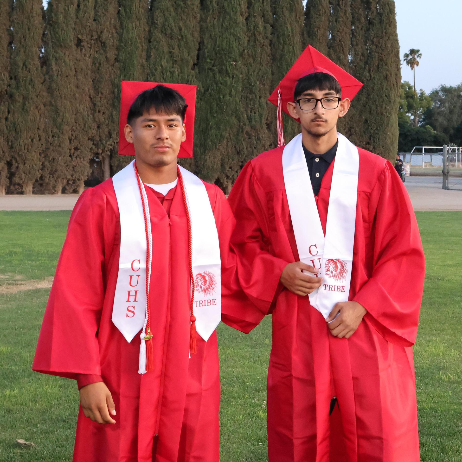 seniors posing together before walking in to graduation