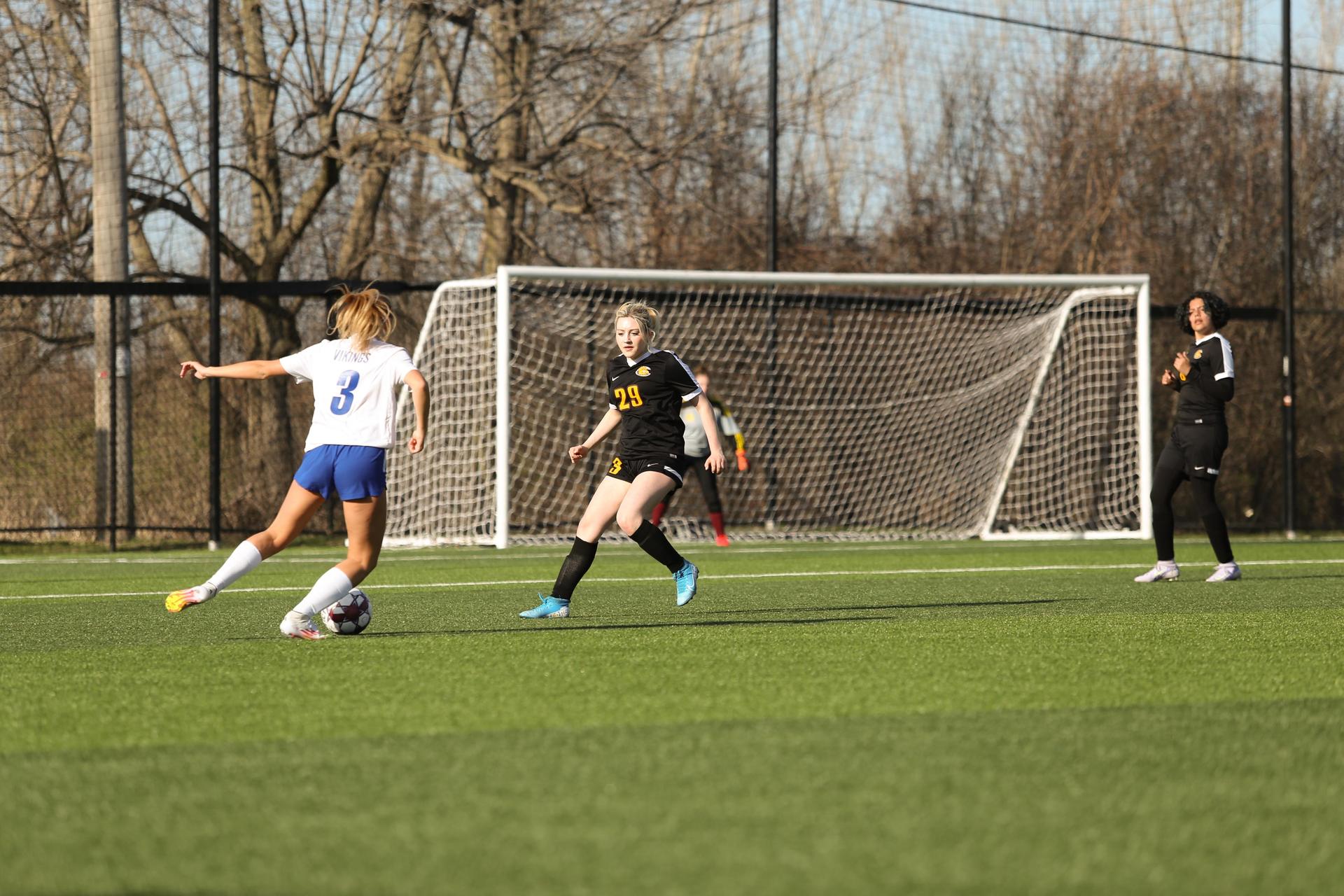 Bulldog player trying to get the ball