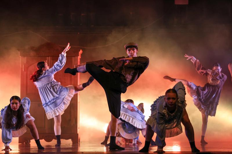 photo of APA students dancing during SYNERGY performance