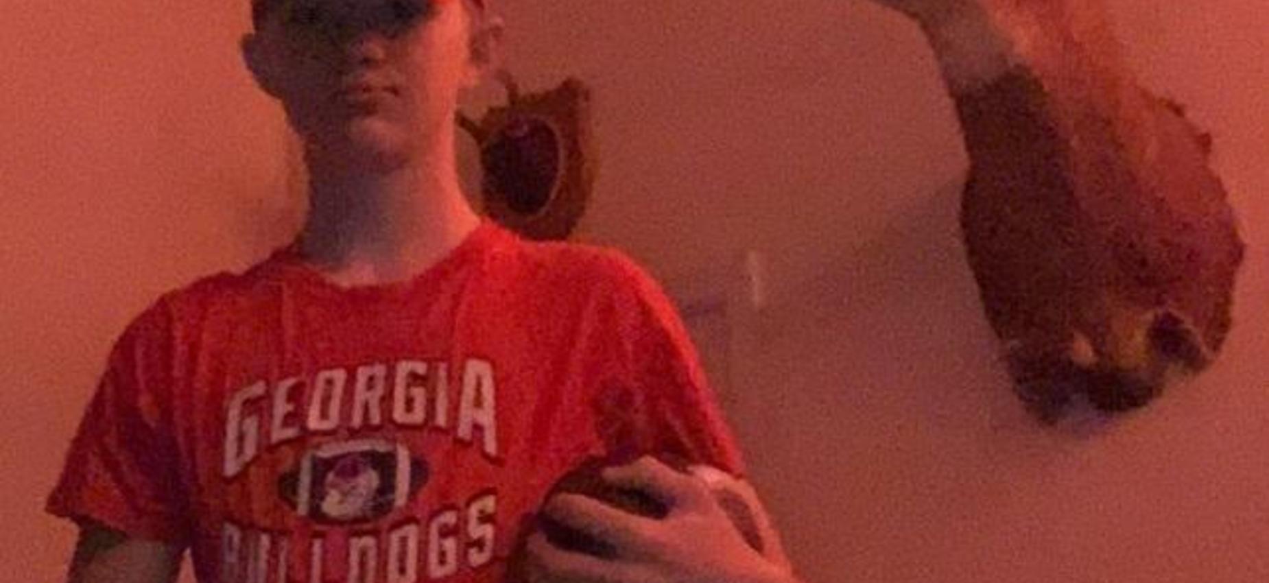 A student wears a Georgia Bulldogs shirt.