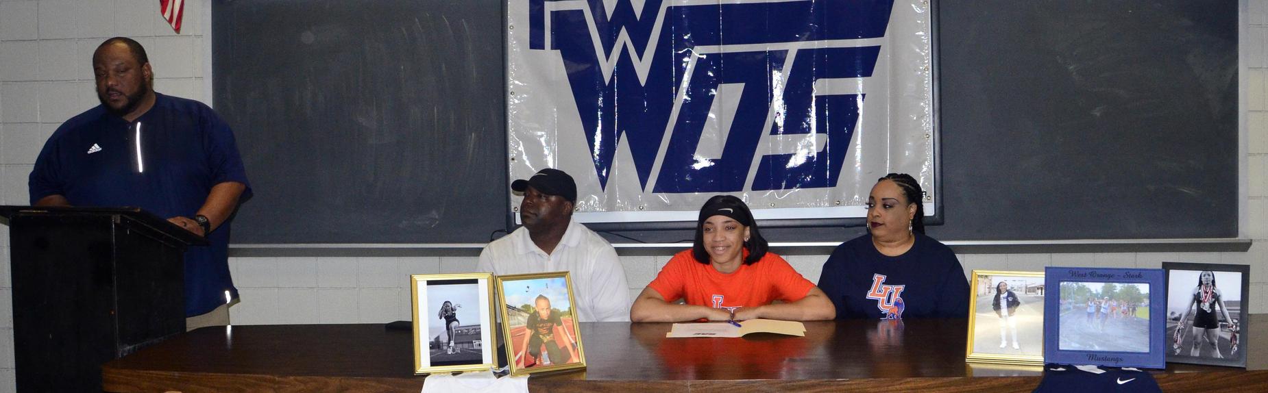 Diamond Judge at signing