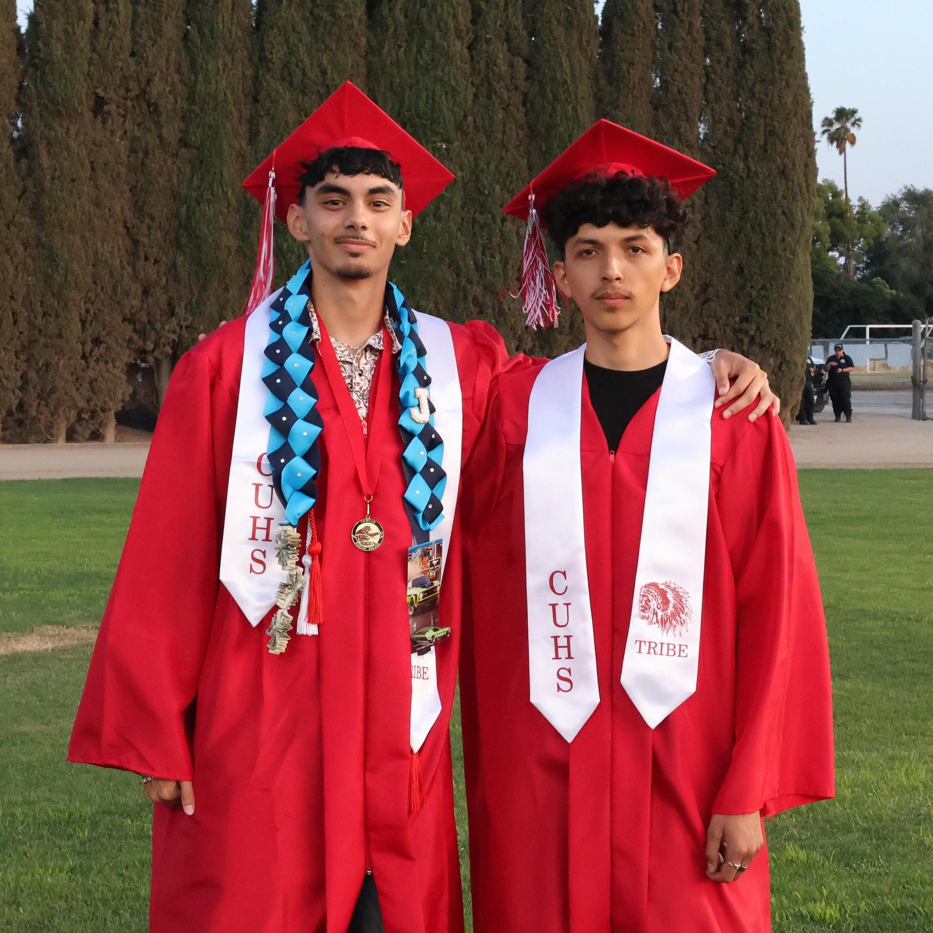 seniors posing together before walking in to graduation