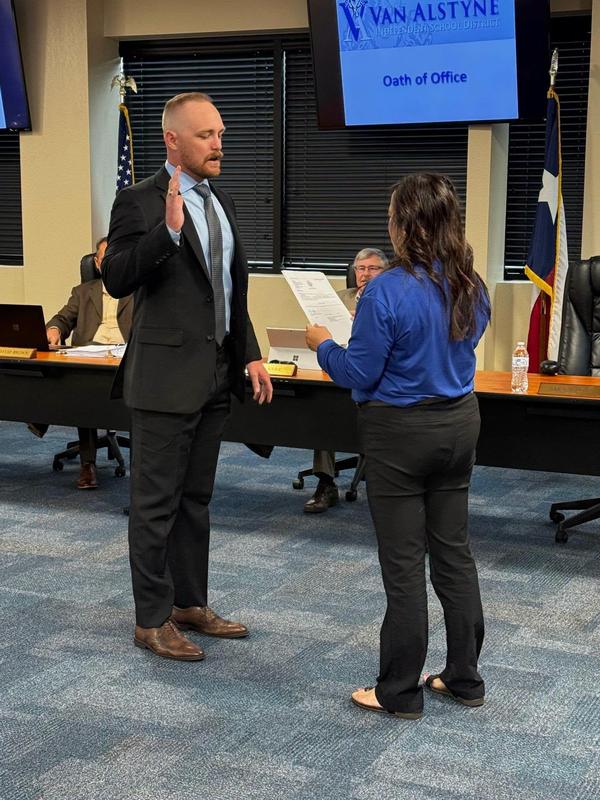 Jared Ramsey being sworn into the VAISD Board of Trustees