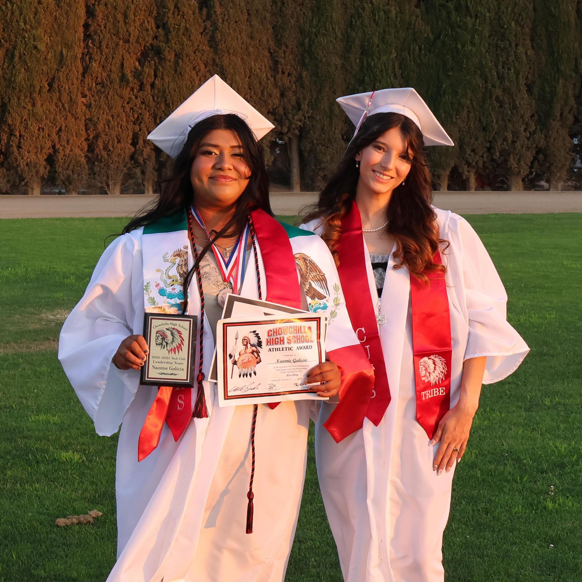 seniors posing together before walking in to graduation