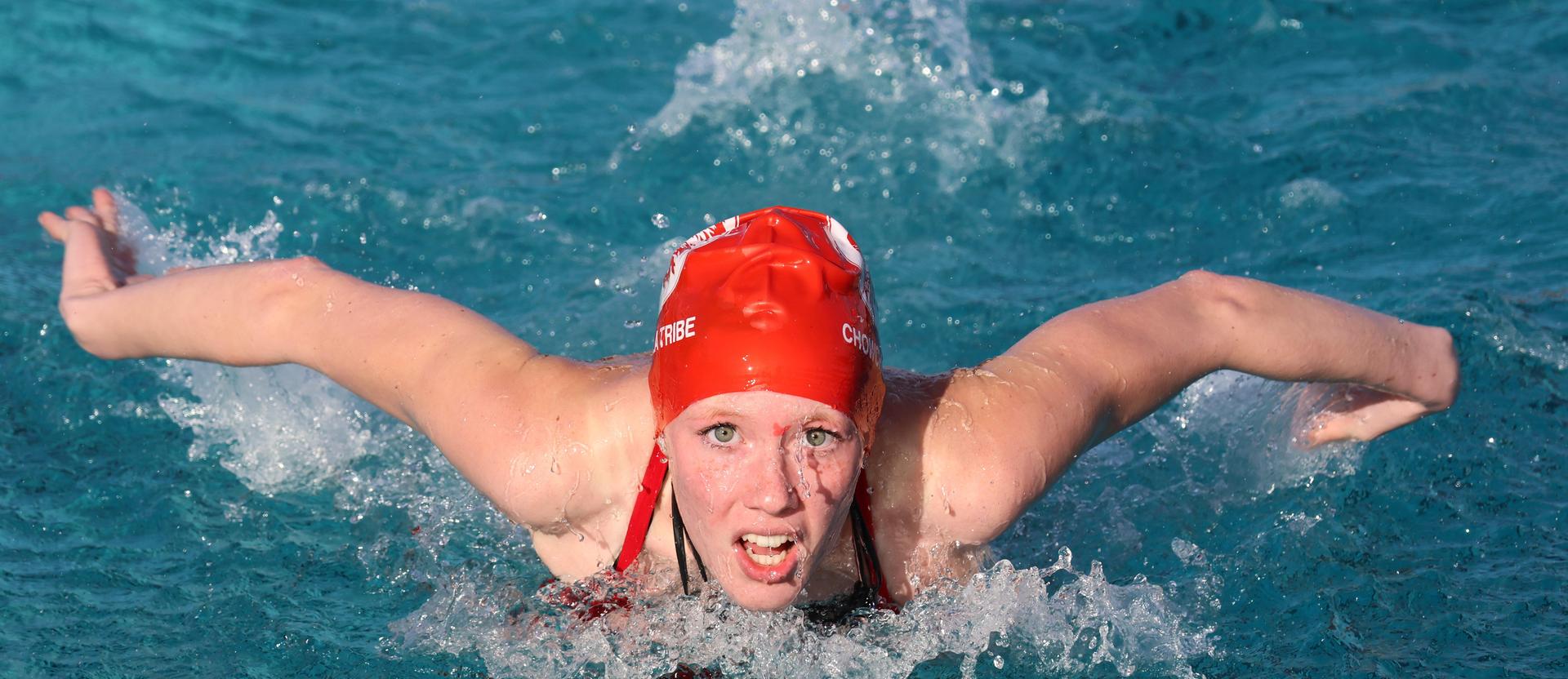 Alina Espinola swimming