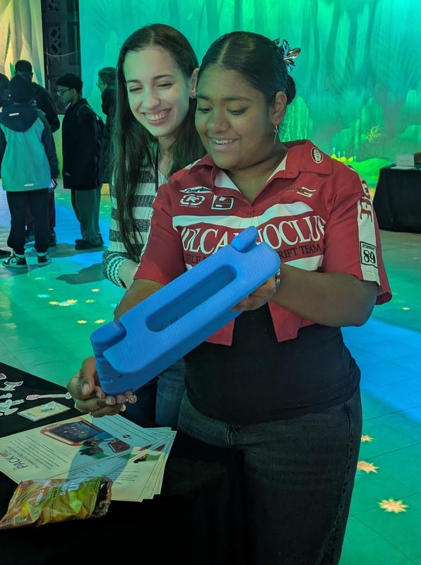 Two students trying builder algorithm game