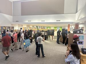 Crowd peruse student projects