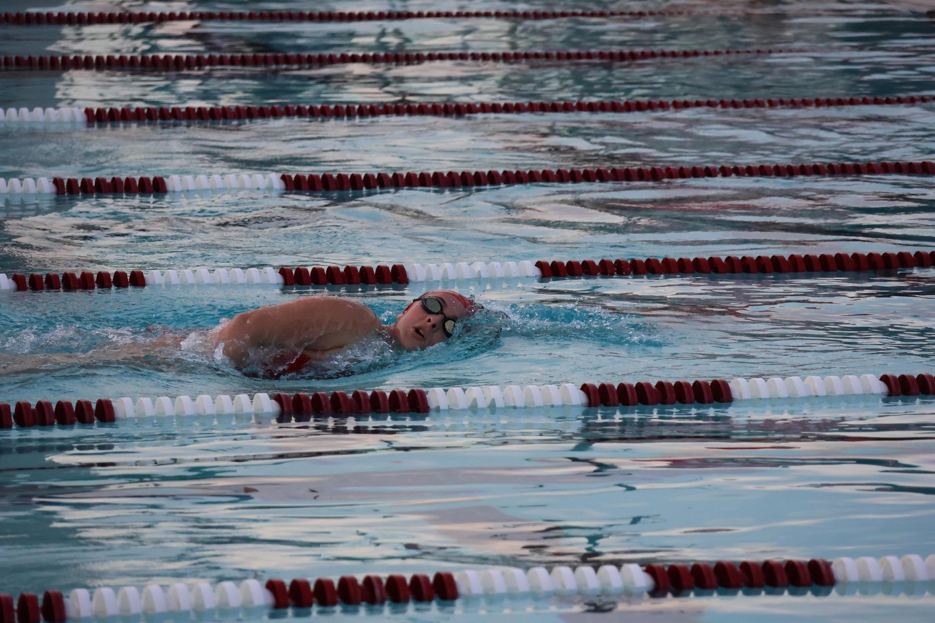 girls swimmers competing in the 400 free relay