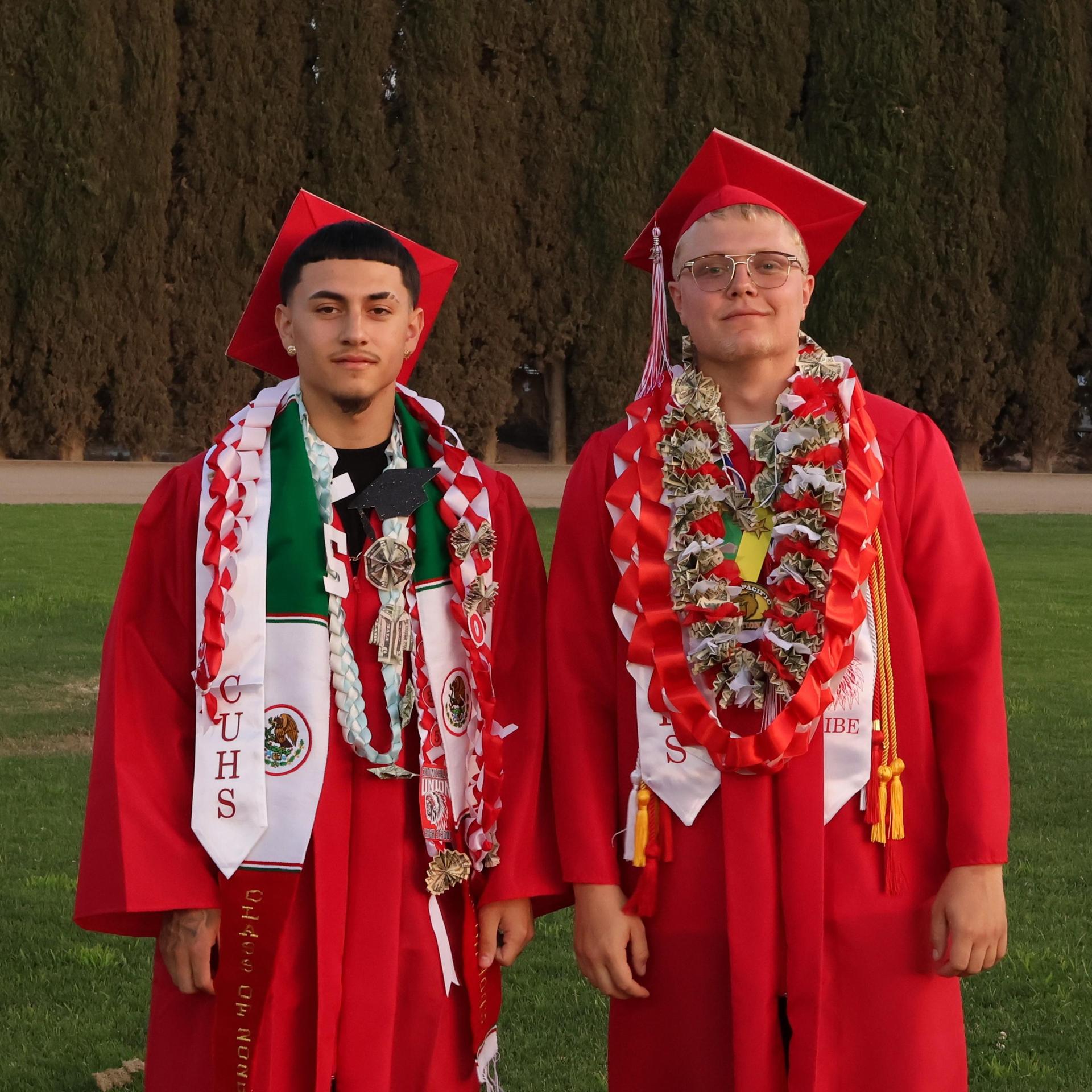 seniors posing together before walking in to graduation