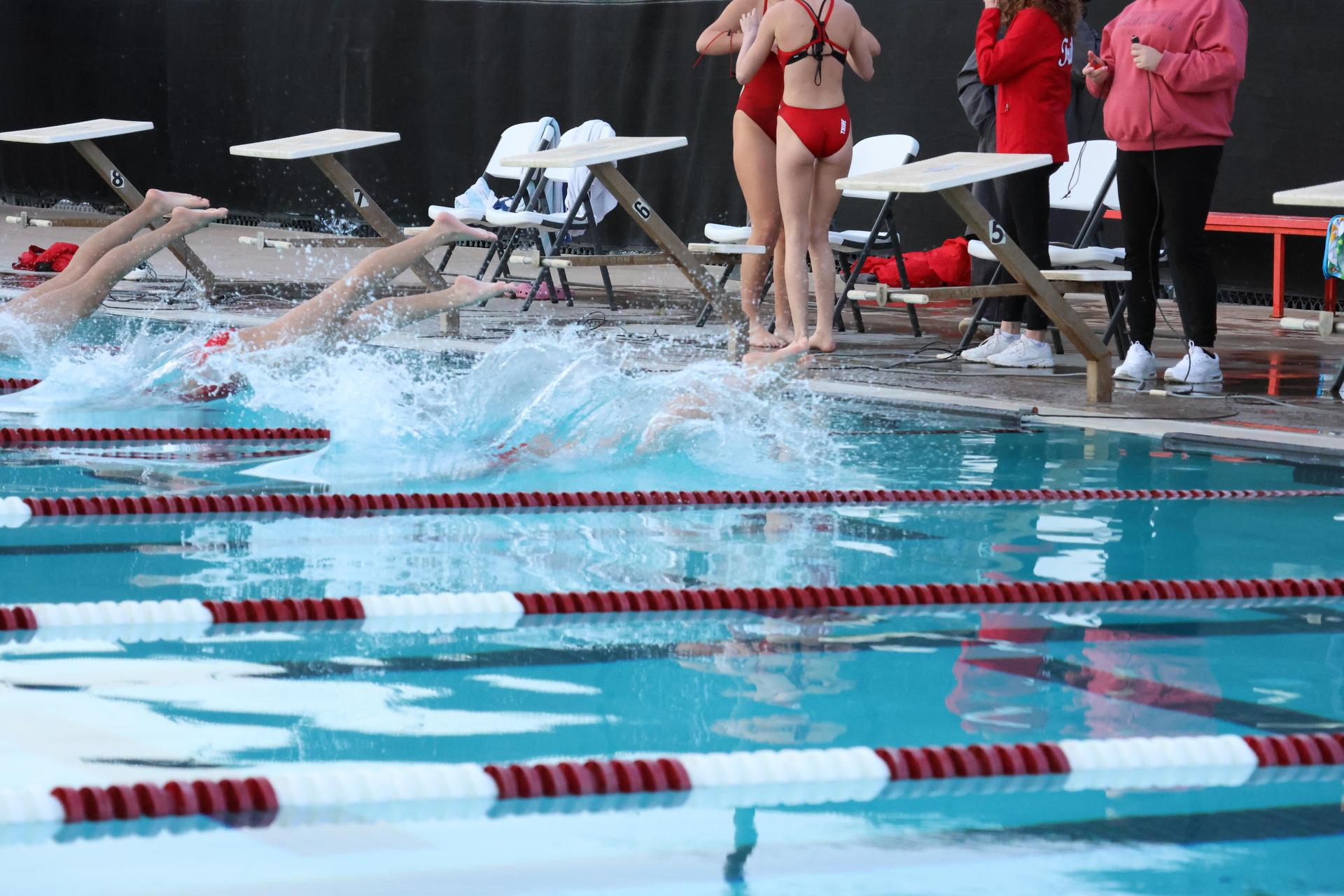 girls swimmers competing in the 400 free relay