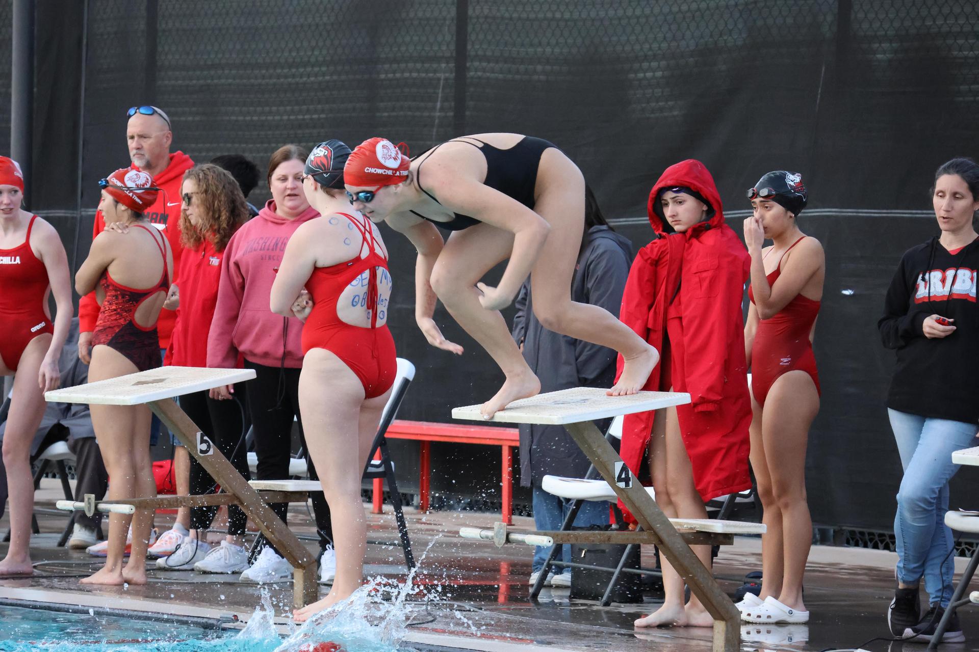 girls swimmers competing in the 400 free relay