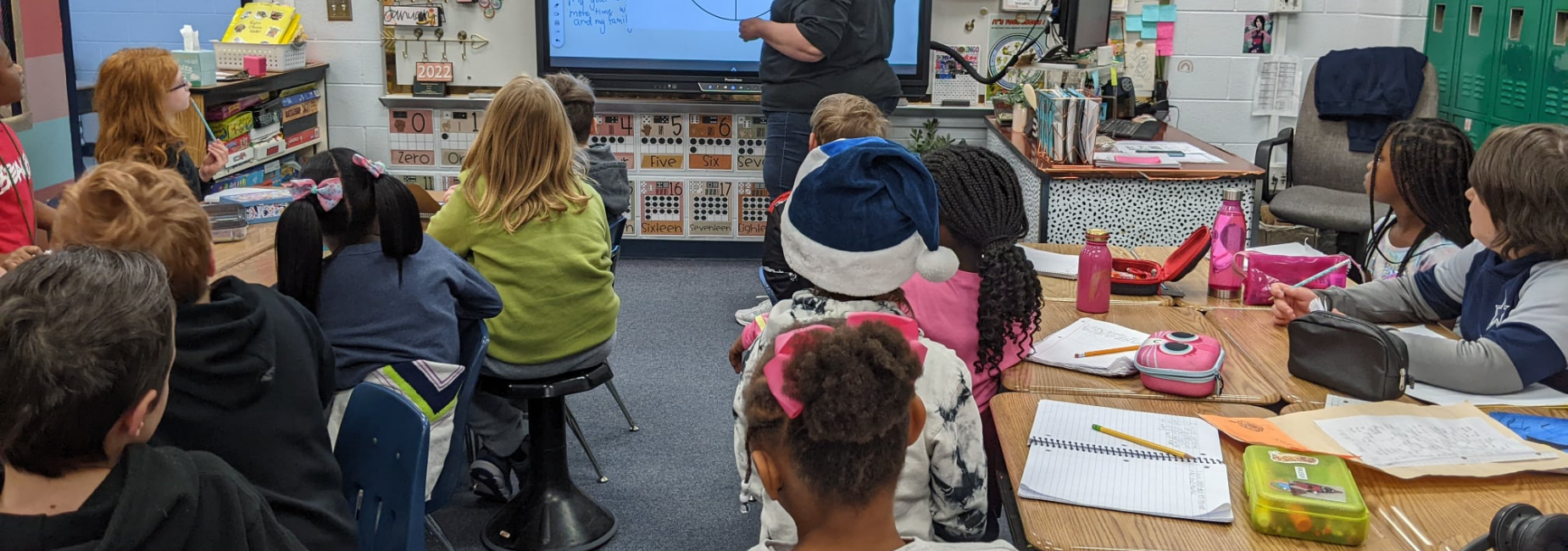 elementary students paying attention in class