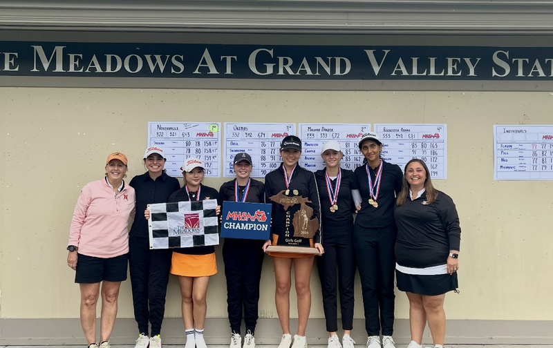 Group photo of girls golf team