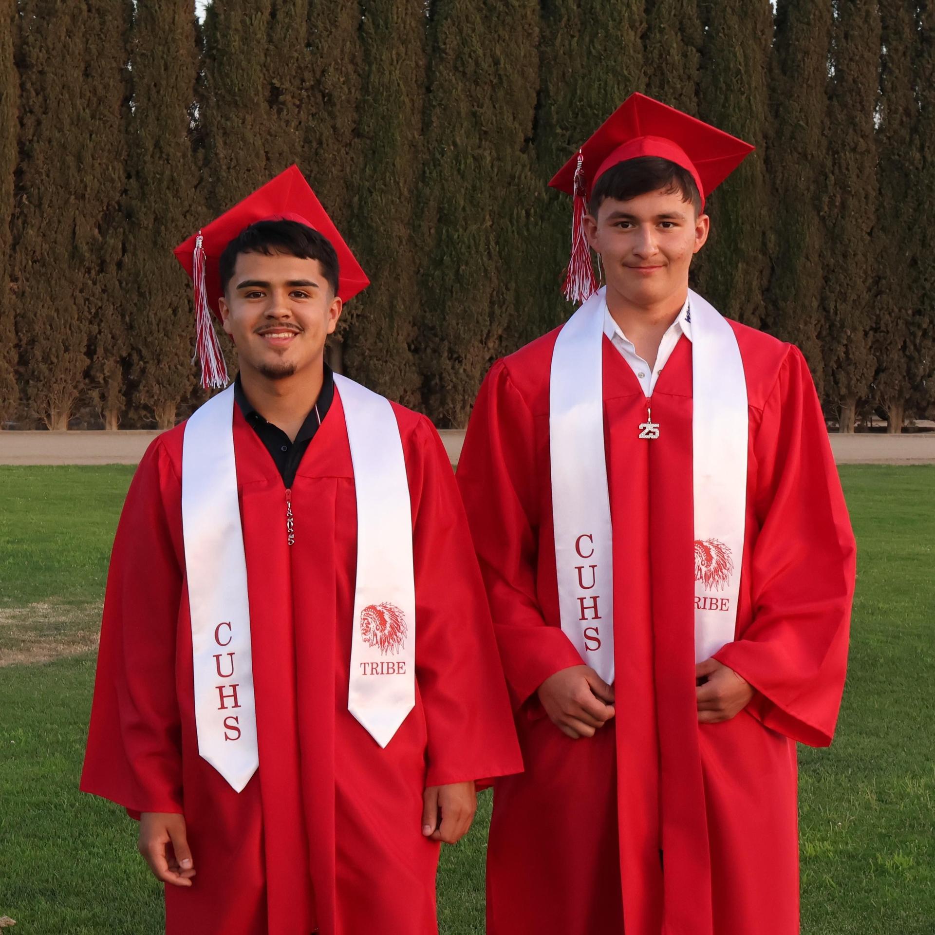 seniors posing together before walking in to graduation