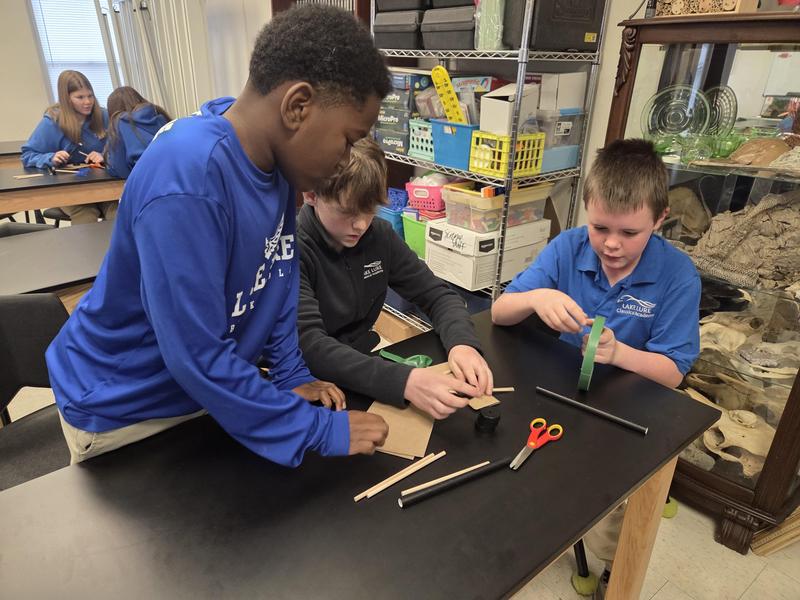 3 boys building race car