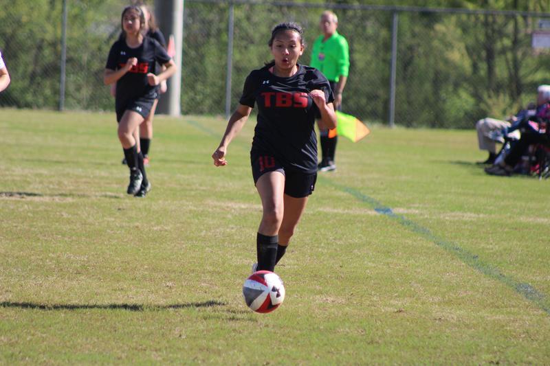 Dani Urgiles dribbles the ball down the field.