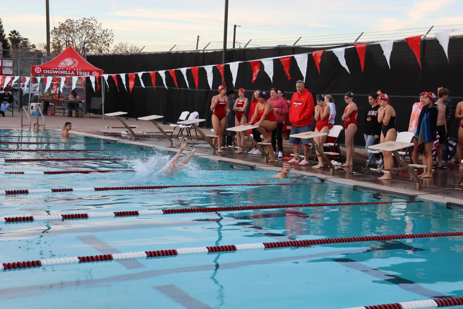 girls swimmers competing in the 400 free relay