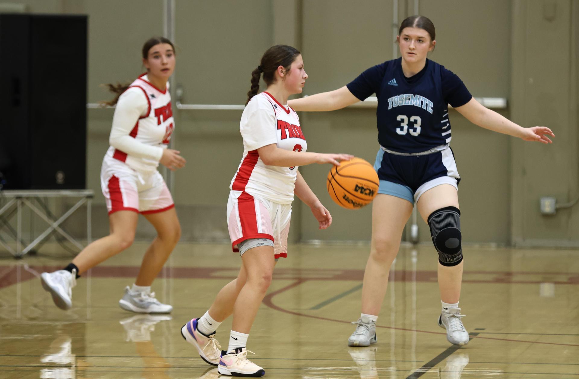 varsity girls playing against yosemite