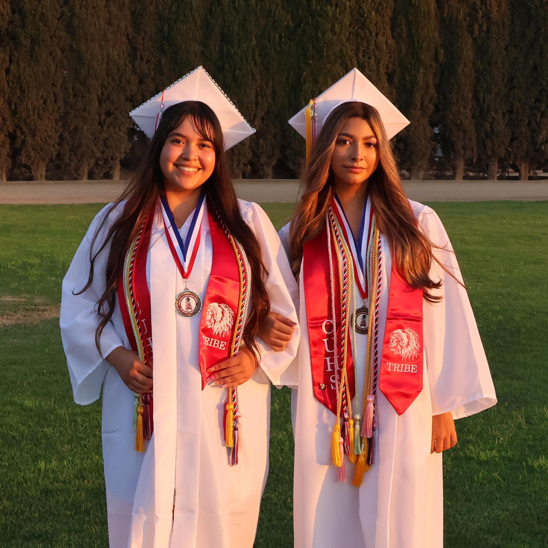 seniors posing together before walking in to graduation