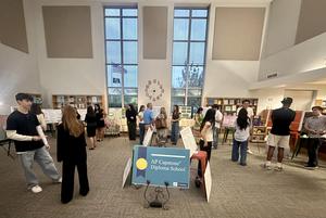 Crowd peruse student projects