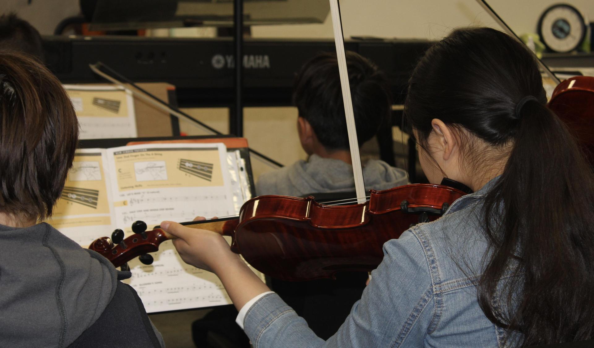 girl playing the violin
