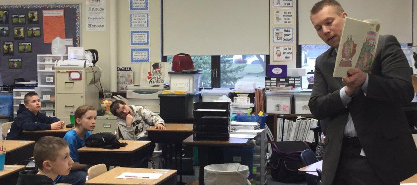 Superintendent Ben Mainka reads to students in classroom