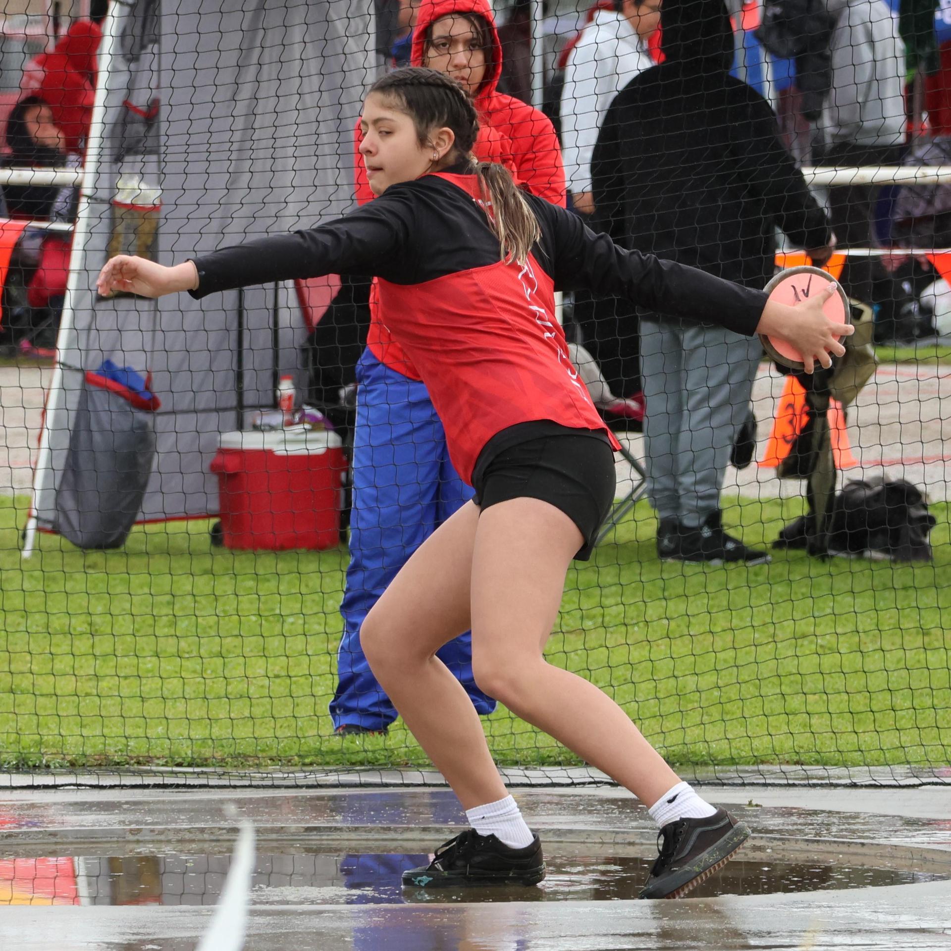 girls throwing the discus