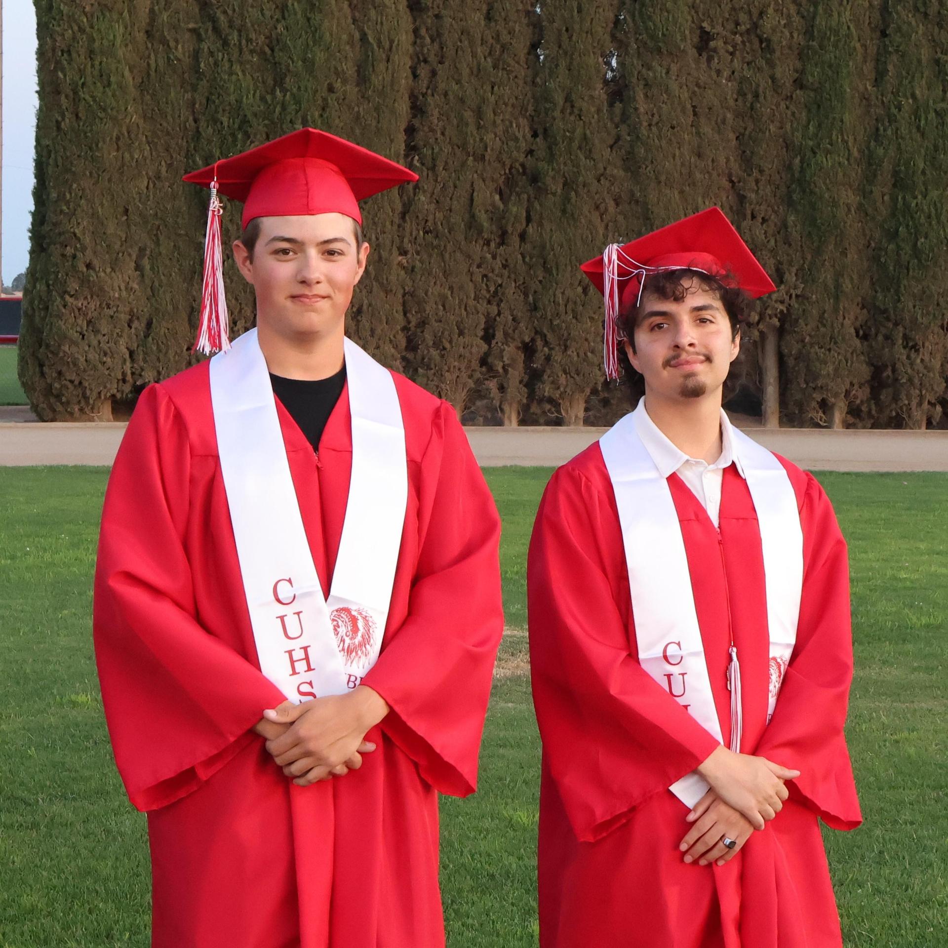 seniors posing together before walking in to graduation
