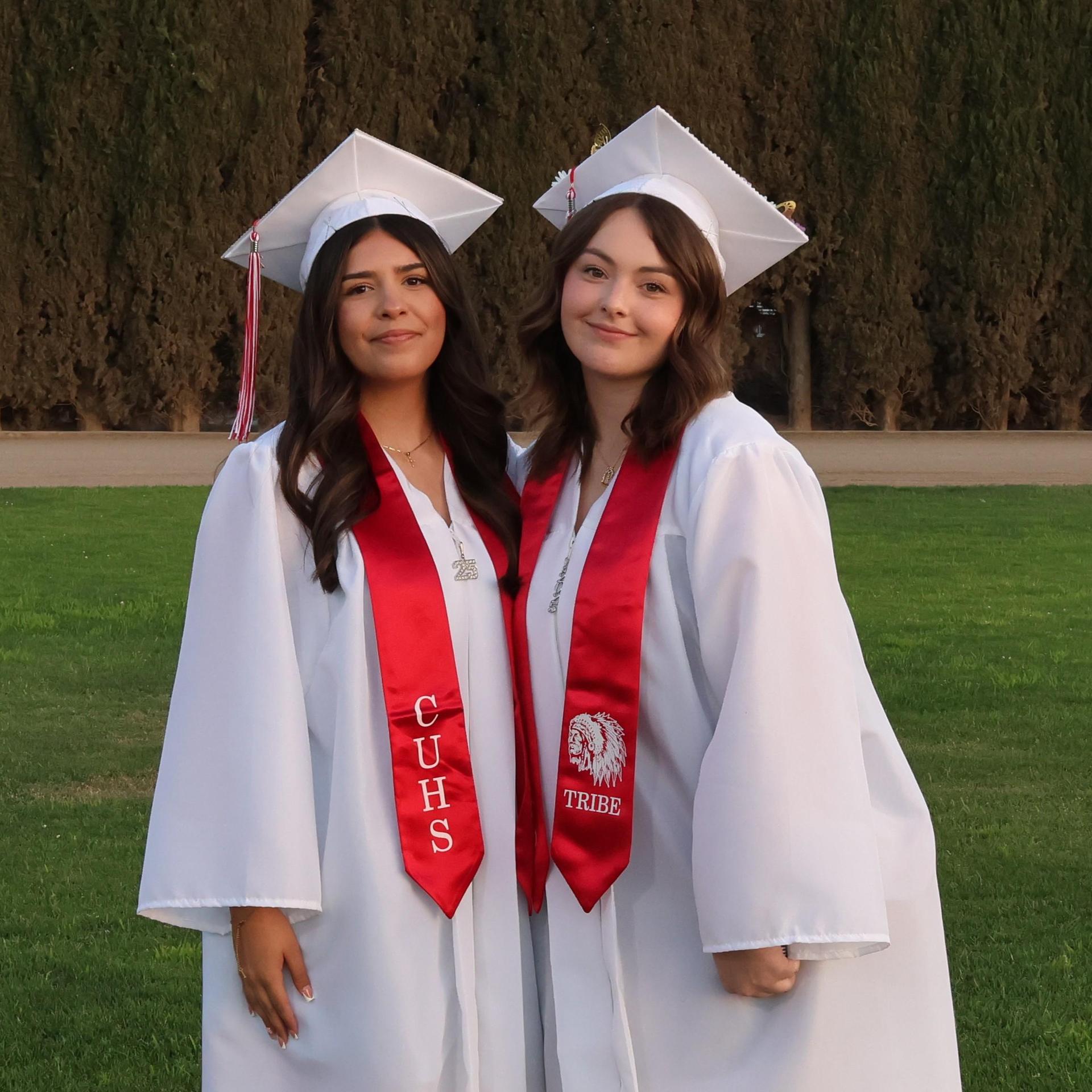 seniors posing together before walking in to graduation