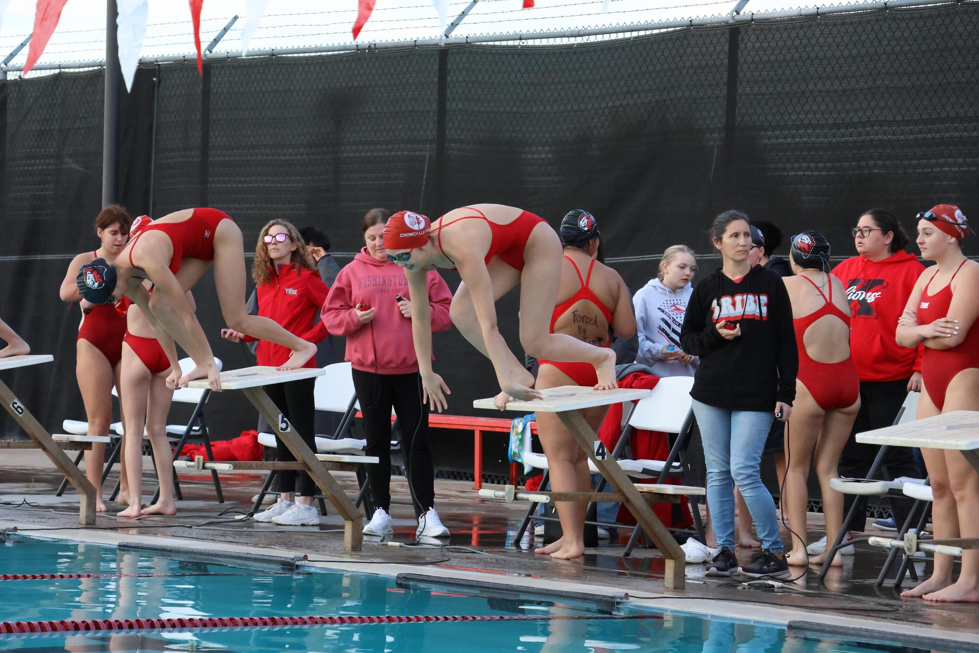 girls swimmers competing in the 400 free relay