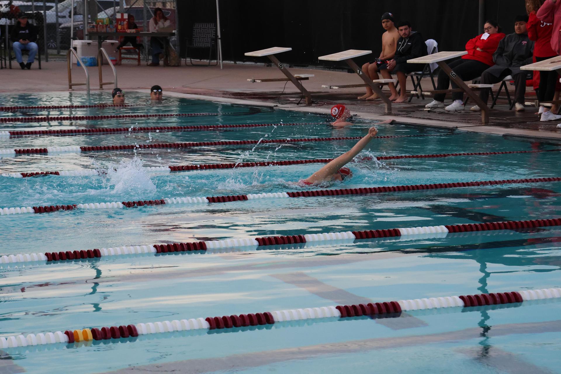 girls swimmers competing in the 400 free relay