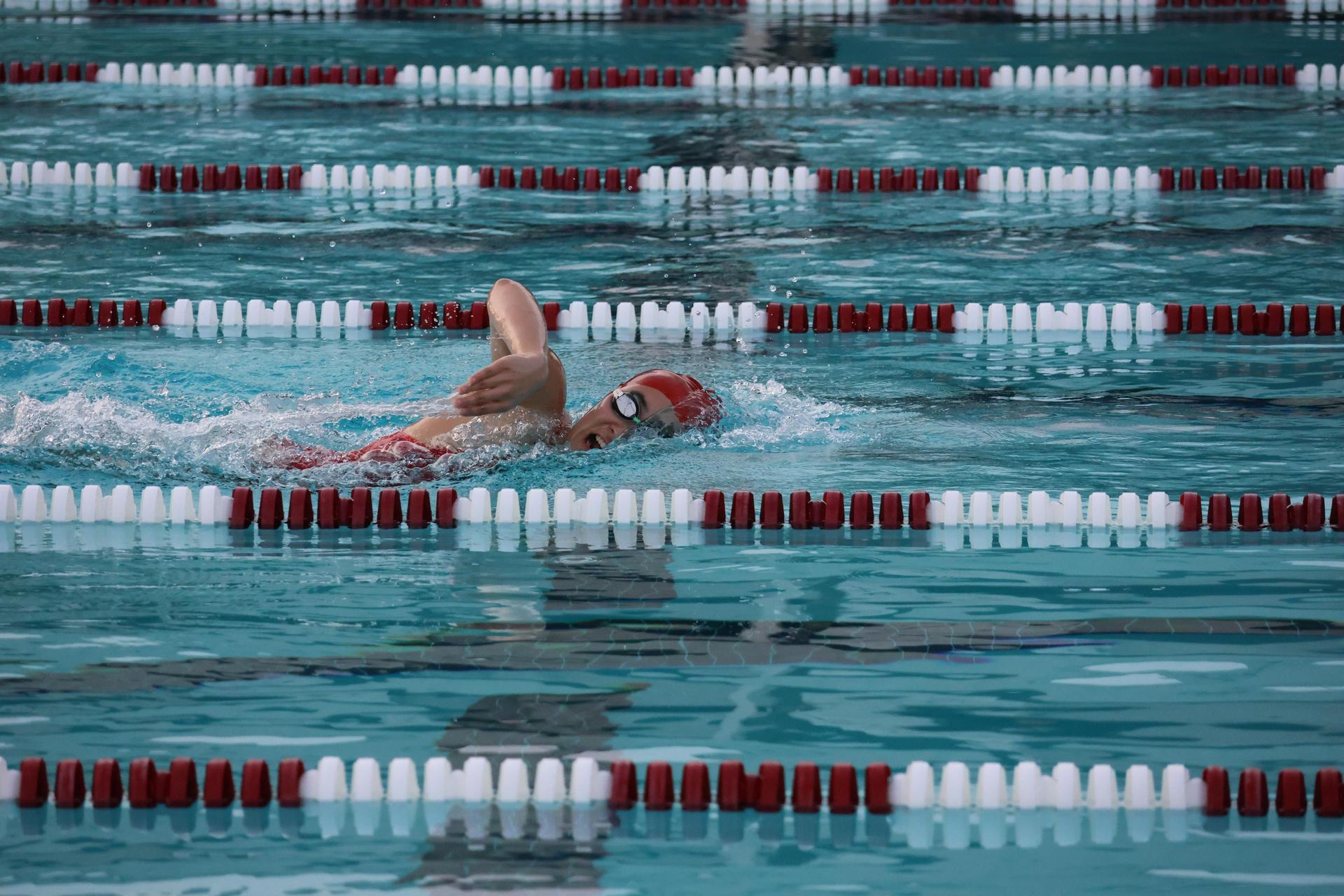 girls swimmers competing in the 400 free relay