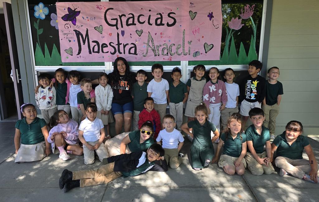Maestra Araceli with Students!