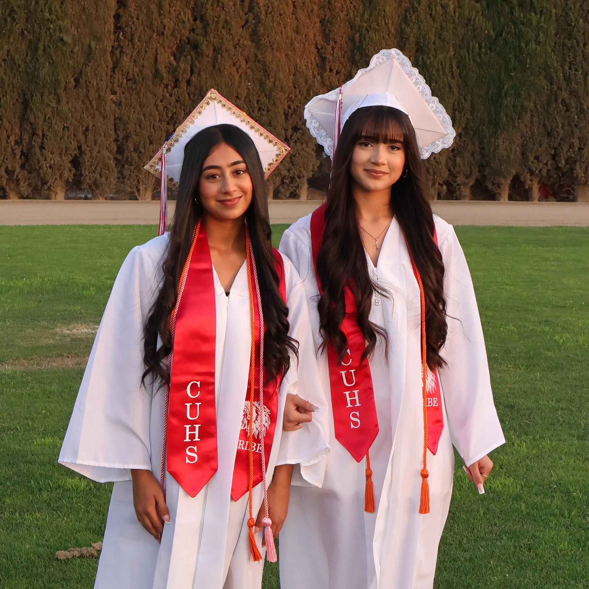 seniors posing together before walking in to graduation