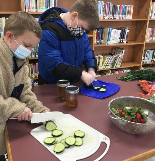 3rd graders cutting veggies