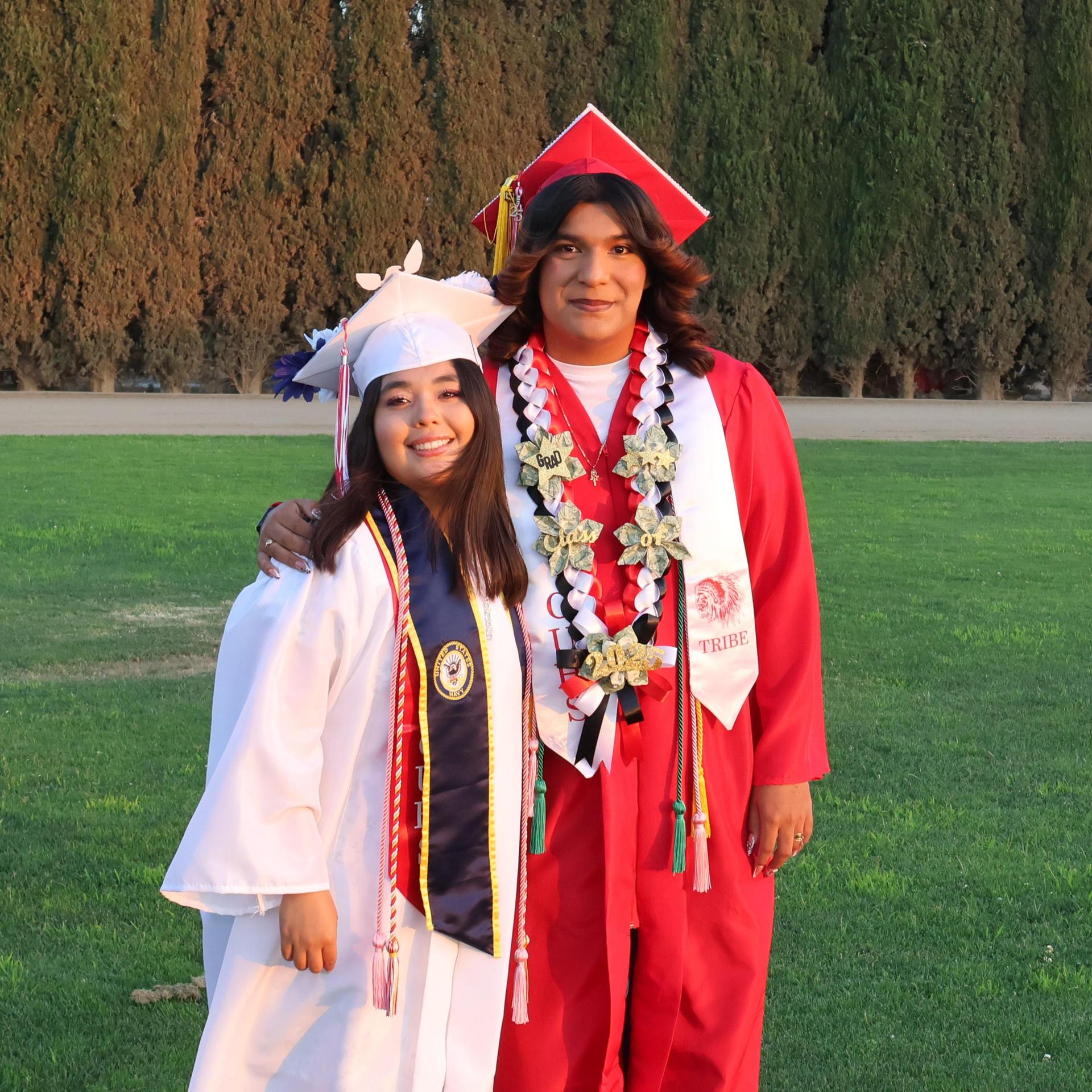 seniors posing together before walking in to graduation