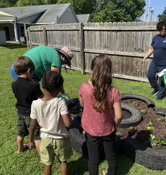 children gardening