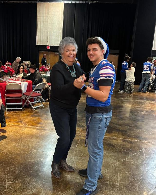 Temple HS student-athletes volunteer at Temple Senior Christmas Dinner